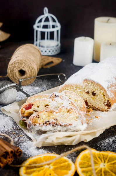 Stollen Tranché Sur Papier Kraft Sur Table Bois Sombre Avec — Photo