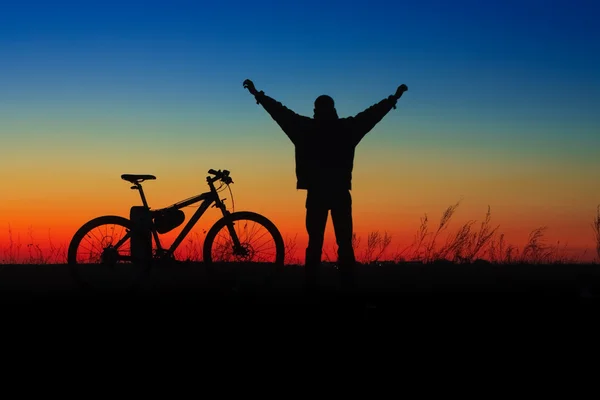 Rollstuhlfahrer mit Fahrrad — Stockfoto