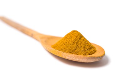 tahta kaşık üzerinde çentikli curcuma