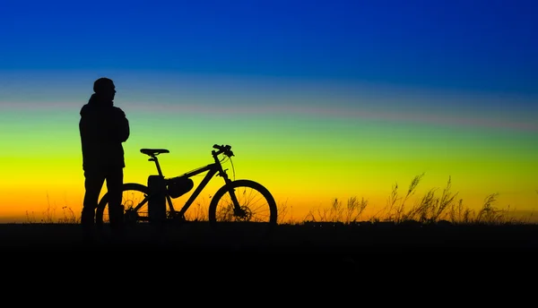 Rowerzysta z rowerów sylwetka zachód — Zdjęcie stockowe