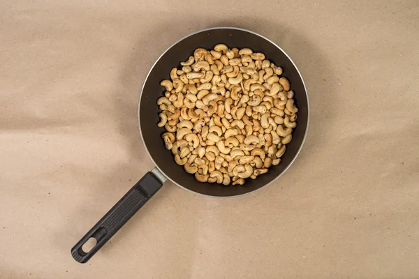 Geroosterde cashewnoten in koekenpan op papier — Stockfoto