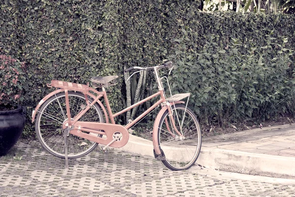 Bicicleta roja vieja — Foto de Stock