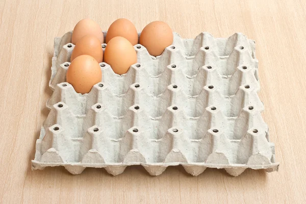 Ovos no painel de papel — Fotografia de Stock