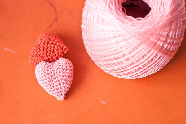 Cuore in maglia rossa e rosa — Foto Stock