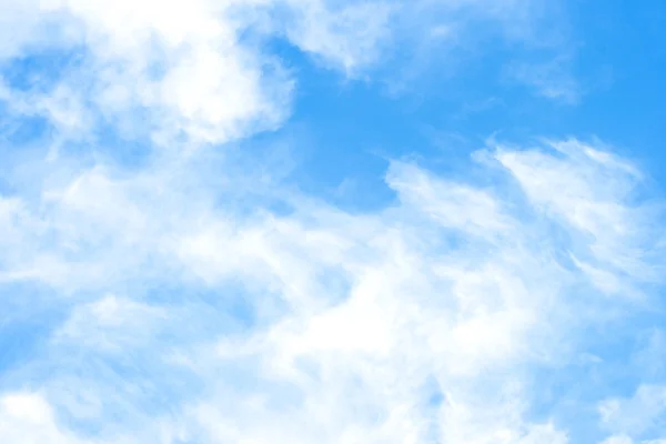 Weiße Wolke am blauen Himmel — Stockfoto