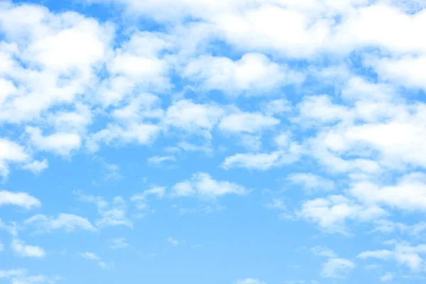 Hermosa nube blanca en el cielo azul — Foto de Stock