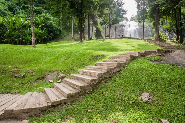 Caminho para ver a cachoeira — Fotografia de Stock