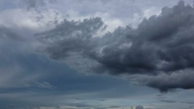 Kara yağmur bulutları hareket ediyor ve yuvarlanıyor. 4k hızlandırılmış görüntü.