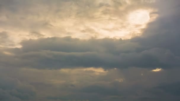 Cielo Dorado Del Crepúsculo Con Nubes Sombrías Moviéndose Rodando Imágenes — Vídeos de Stock