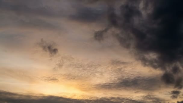 Ciel Crépusculaire Doré Avec Des Nuages Sombres Déplaçant Roulant Images — Video