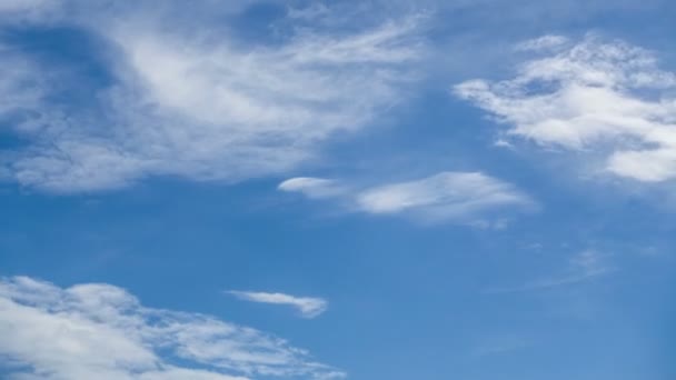 Nubes Blancas Moviéndose Rodando Sobre Fondo Azul Del Cielo Imágenes — Vídeos de Stock