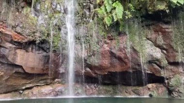 Güzel şelale Risco Levada das 25 Fontes, Madeira Adası, Portekiz.