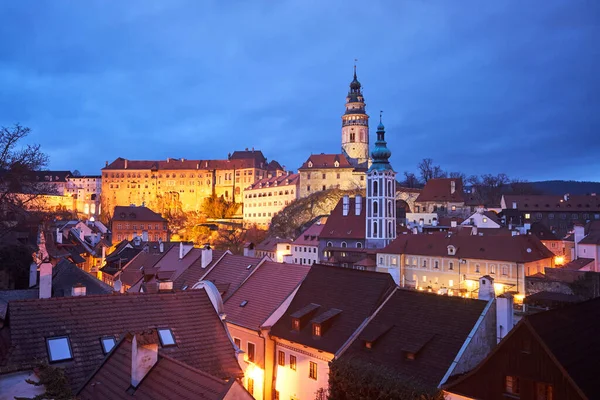 Akşam Cesky Krumlov 'un şatosunun manzarası. Mavi saat. Güney Bohemya, Çek Cumhuriyeti.