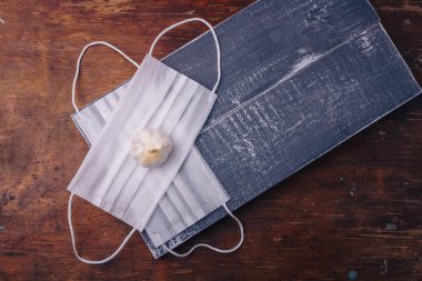 Taze sarımsak ampulü ve iki gazlı bez maskesi. Grip, covid 19, iltihap önleme. Doğal antioksidan piquant sebze. Üst görünüm