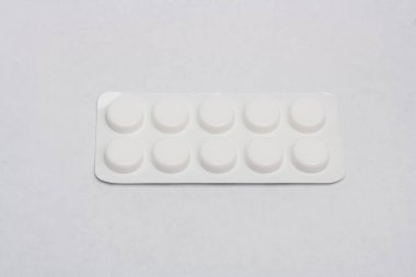 İlaçlar, beyaz arka planda haplar. Nfluenza tedavisi, nezle, solunum enfeksiyonları, covid-19. Tıp ve sağlık konsepti