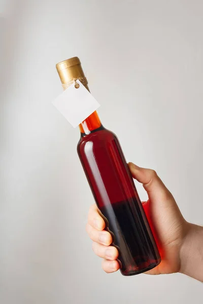 Mano Masculina Sostiene Una Pequeña Botella Vino Tinto Semidulce Dulce Imágenes De Stock Sin Royalties Gratis