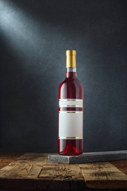 Ukrayna üzümünden kırmızı gül şarabı. Odesa siyahı. Ahşap arka planda. Alkol içeceği şablon modeli