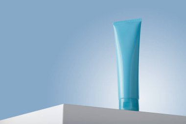 Mavi krema ya da diş macunu tüpü, marka şablonu yok, taklit et. Beyaz kaideye dikkat et. Ağız temizliği, güzellik tedavisi. Boşluğu kopyala