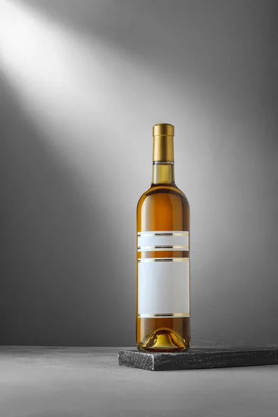 Fransız Üzümünden Yapılmış Bir Şişe Beyaz Şarap Boş Etiket Şablonlu Stok Fotoğraf