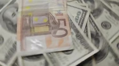 100 dolar dönen ve düşen Euro banknotları. Zenginlik, kriz, yatırım, başarı veya iş konsepti. Savaş etkileri ABD ve Avrupa para birimi üzerinde.