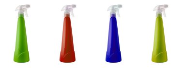 Dört renkli sprey şişe, marka yok, beyaz kolajda izole edilmiş etiket yok. Model şablonu. Oda servisi ve bahçe işleri konsepti