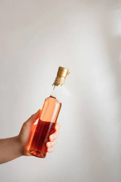 Üzerinde Marka Etiketi Olmayan Küçük Pembe Pembe Bir Şarap Şişesi - Stok İmaj
