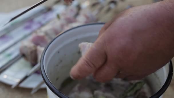 Soft Focado Close Tiro Mãos Masculinas Tomando Pedaços Carne Porco — Vídeo de Stock