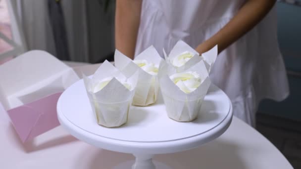 Confiseur Fille Mettant Des Cupcakes Dans Paquet Papier Stand Blanc — Video