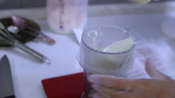 Mains Féminines Dans Des Gants Mettre Crème Dans Sac Pâtisserie — Video