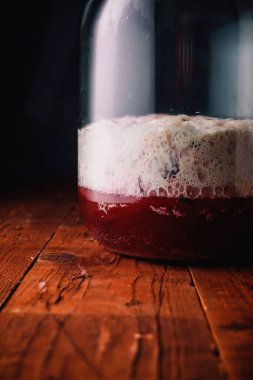 Bir kavanoz çavdar ekmeği, ev yapımı amber otu kvass, kvas yapımı. Şeker ve mayadan köpüklü, kırsal bir geçmişi var. Slav içkisi, yakın plan.