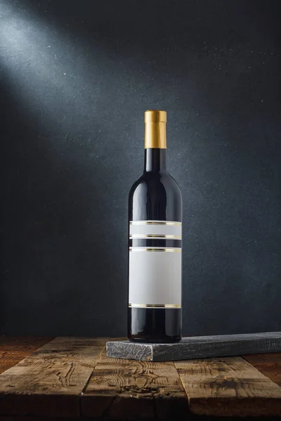 Boş etiketli, markasız, bir şişe sek kırmızı Fransız şaraplı Merlot. Reklam şablonu. Şarap ve alkol içecekleri.
