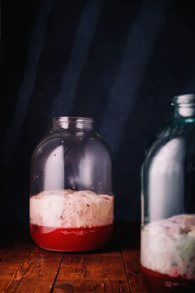 İki kavanoz şeker, maya ve köpük. Kvass yapım süreci. Kvas geleneksel Slav yaz soğuk içeceği. Alkolsüz çavdar ekmeği.