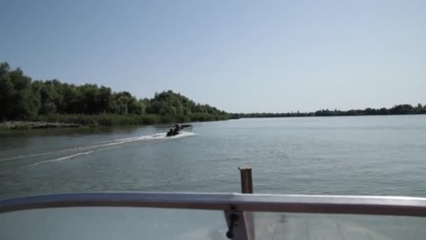 Vacker Utsikt Över Floden Båtar Och Oigenkännliga Människor Med Blå — Stockvideo