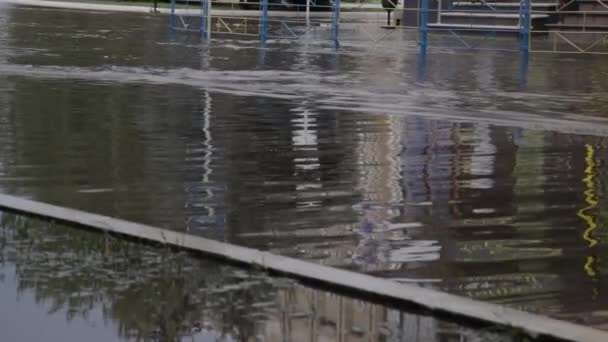 Stadtstraße Vom Starkregen Überflutet Gewitterfolgen Auto Schwimmt Pfützen Klimawandel Ungünstige — Stockvideo