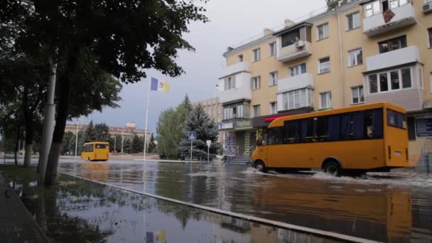 ウクライナのイズメール 2021年7月7日 町の通りに大雨で浸水した 雷雨の結果 車の水たまりに浮かんでいます 気候変動 悪天候 生態系交通問題 — ストック動画