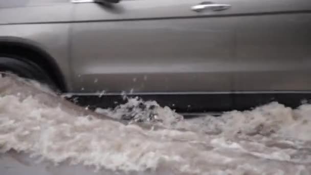 Городская Улица Затоплена Сильными Дождями Последствия Грозы Машина Плавает Лужах — стоковое видео