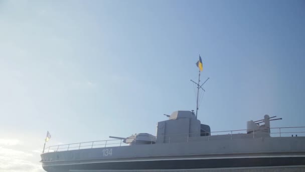 Militair Schip Met Daarboven Oekraïense Blauwe Gele Vlag Met Kanonnen — Stockvideo