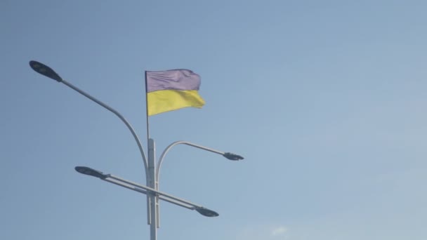 Ukrayna Nın Sarı Mavi Ulusal Bayrağı Mavi Bulutlu Barışçıl Gökyüzü — Stok video