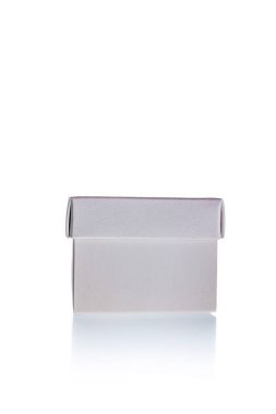 Beyaz arka planda izole edilmiş küçük beyaz kağıt ya da karton kutu ya da kap. Şablon veya maket.