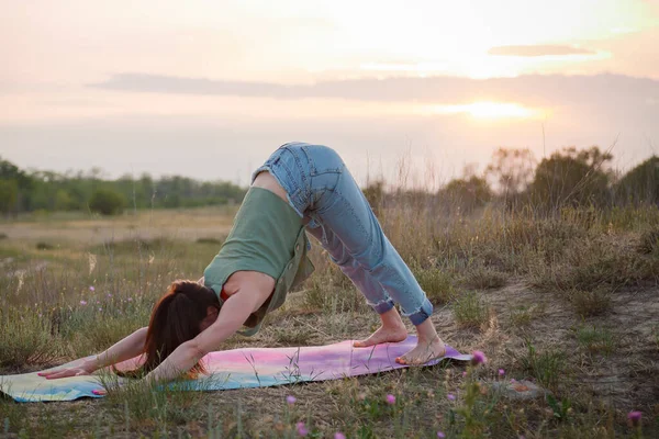 Привлекательная Женщина Джинсах Делает Физические Упражнения Природе Фоне Заката Йога — стоковое фото