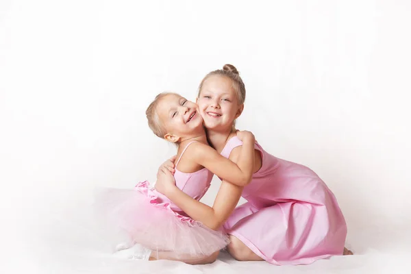 Las Muchachas Las Bailarinas Jóvenes Los Vestidos Rosados Sobre Fondo — Foto de Stock