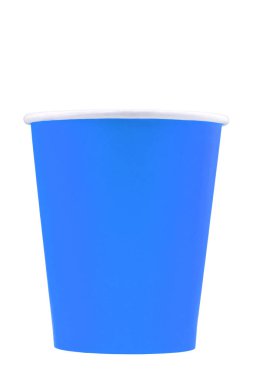 İçkiler için kağıt bardak, beyaz bir arka planda izole