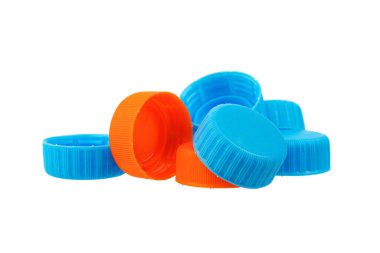 Plastik şişe kapakları, beyaz arka planda izole edilmiş.