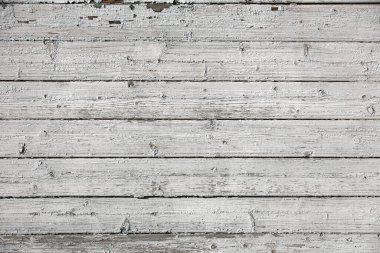 Boya ve çivi kalıntıları, doğal doku ve arkaplan içeren eski ahşap bir çit parçası.