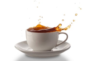 Beyaz arka planda izole edilmiş beyaz porselen bardakta çay döküldü.