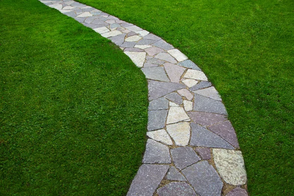 緑とピンクの天然石が並ぶ庭の道 — ストック写真