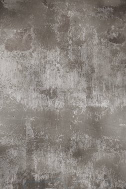 Eski boya ve çimento katmanlarıyla sıvanmış tuğladan bir duvar parçası.