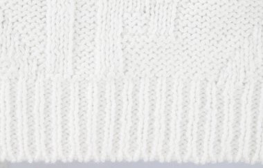 Ürün, tellerdeki çeşitli döngülerle birbirine bağlı yünlü ipliklerden yapılmıştır.