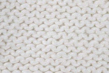 Ürün, tellerdeki çeşitli döngülerle birbirine bağlı yünlü ipliklerden yapılmıştır.