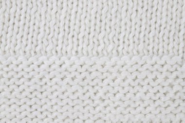 Ürün, tellerdeki çeşitli döngülerle birbirine bağlı yünlü ipliklerden yapılmıştır.